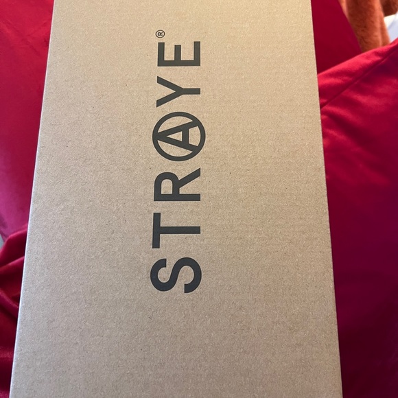 Straye Ventura, fake smile, sneakers, Unisex size 9 1/2 men’s or size 11… - Picture 10 of 11